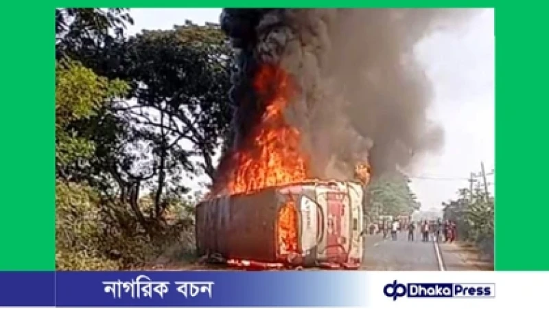 দাউদকান্দিতে ত্রিমুখী সংঘর্ষে বাসে আগুন, অগ্নিদগ্ধ হয়ে নিহত ৪