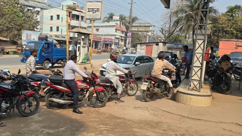 নওগাঁয় পেট্রোল পাম্পে বাড়তি চাপ, সংকটের আশঙ্কায় আগেভাগেই ট্যাংক পূর্ণ করছেন চালকরা