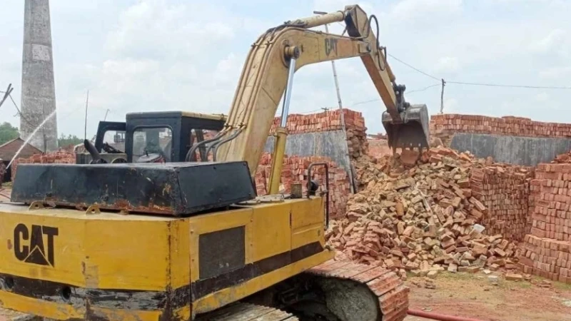 গোপালগঞ্জে সাঁড়াশি অভিযান: অবৈধ দুই ইটভাটা গুঁড়িয়ে দিল প্রশাসন, জরিমানা ৭ লাখ টাকা