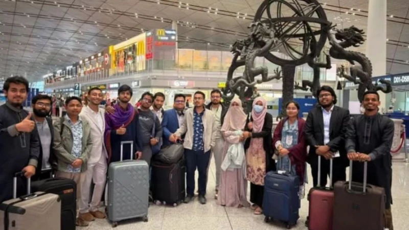 সাত দিনের সফরে চীনে পৌঁছেছেন ডাকসুর প্রতিনিধিদল