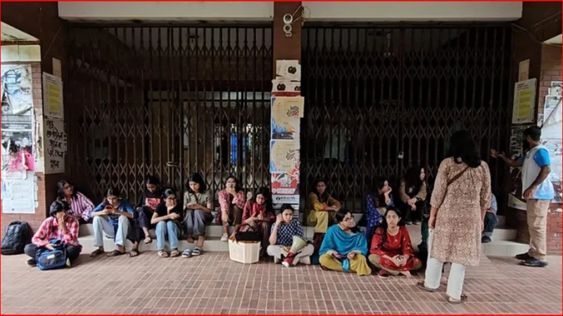 প্রক্টর কার্যালয়ের পর জাবির প্রশাসনিক ভবনেও তালা শিক্ষার্থীদের