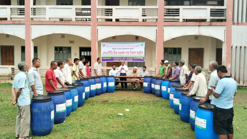 খাগড়াছড়িতে কৃষক পর্যায়ে এলএসটিডি বীজ সংরক্ষণ পাত্র বিতরণ