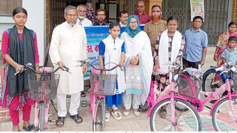 বড়াইগ্রামে ক্ষুদ্র নৃ-গোষ্ঠীদের মাঝে শিক্ষাবৃত্তি, বাইসাইকেল ও সেলাই মেশিন বিতরণ