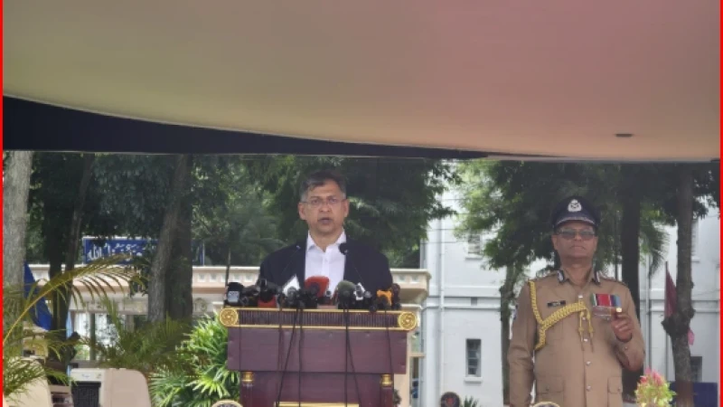 পুলিশ কর্মকর্তাদের সততা, পেশাদারিত্ব ও সংবিধানের প্রতি অঙ্গীকার নিয়ে দায়িত্ব পালনের আহ্বান স্বরাষ্ট্রমন্ত্রীর