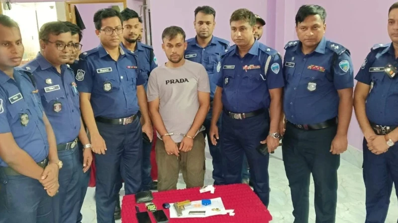 নোয়াখালীতে অস্ত্রের মুখে ১০ লাখ টাকা চাঁদা দাবি: অস্ত্র-গুলিসহ সন্ত্রাসী গ্রেফতার