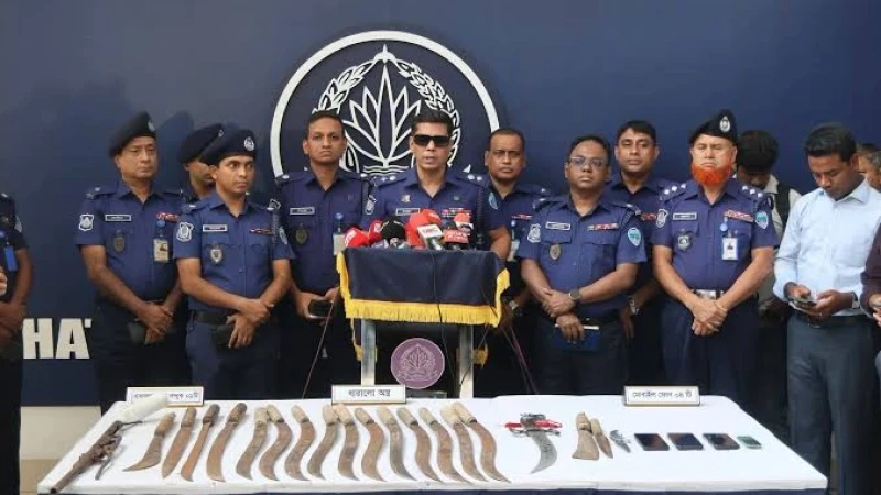 সীতাকুণ্ডে সংঘর্ষ ও অস্ত্র প্রদর্শনের ঘটনায় গ্রেপ্তার ৩, দেশীয় অস্ত্র ও আগ্নেয়াস্ত্র উদ্ধার