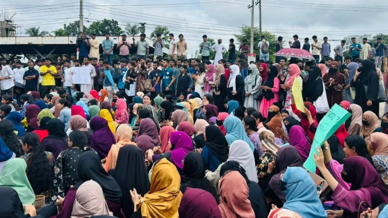 অপ্রতীম হত্যার বিচারের দাবিতে ঢাকা-চট্টগ্রাম মহাসড়ক অবরোধ