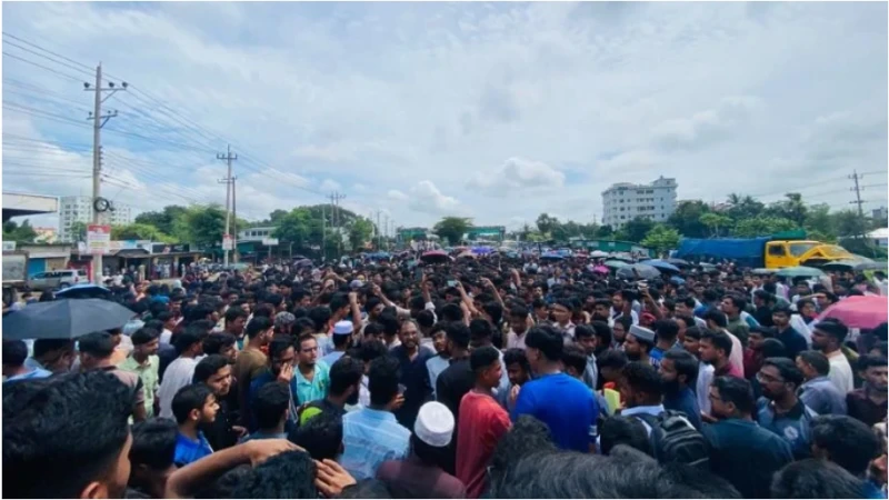 চার দফা দাবিতে ২৪ ঘণ্টার আলটিমেটাম, মহাসড়ক অবরোধ প্রত্যাহার কুবি শিক্ষার্থীদের