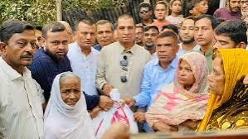 পটিয়ার জঙ্গলখাইনে অগ্নিদুর্গতদের পাশে এমপি এনামুল হক, বিতরণ করলেন ত্রাণ