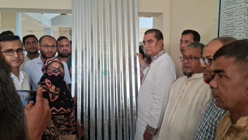 পটিয়ায় অগ্নিকাণ্ডে ক্ষতিগ্রস্ত ৪ পরিবারকে ঢেউটিন ও নগদ সহায়তা