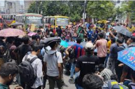 শিক্ষার্থীদের বিক্ষোভ: সরকারি চাকরিতে কোটা সংস্কারের দাবিতে রাজধানীর নতুনবাজারে অবরোধ