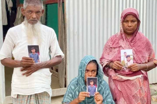 অচল শরীরে ভাইকে এখনো খোঁজে  বেড়ায় প্রতিবন্ধি পাখি ও বৃদ্ধ মা-বাবা