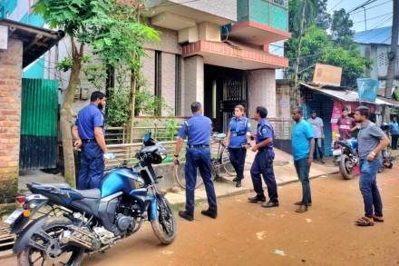 নওগাঁয় ভোররাতে যুবদল নেতার বাড়িতে ডাকাতি, টাকা স্বর্ণালংকার লুট