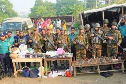 গাজীপুর জেলার টংগীপূর্ব থানাধীন কেরানীরটেক বস্তিতে সেনাবাহিনীর অভিযানে বিপুল পরিমান নগদ অর্থ, মাদক দ্রব্য ও দেশীয় অস্ত্রসহ গ্রেফতার ৭৪