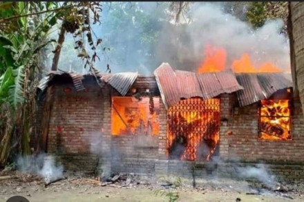 পলাশবাড়ীতে ইউপি সদস্যের বাড়ীতে অগ্নিসংযোগ 