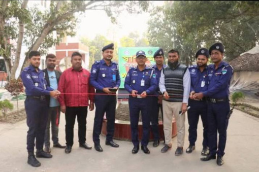 ভোমরা ইমিগ্রেশন চেকপোস্ট ফলক উন্মোচন করলেন পুলিশ সুপার মনিরুল ইসলাম।