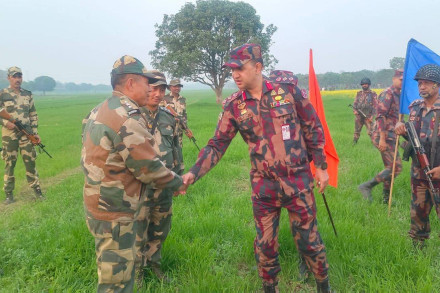 চৌকা সীমান্তে বিএসএফ কর্তৃক কাঁটাতারের বেড়া নির্মানে বিজিবি কর্তৃক বাঁধা প্রদান 