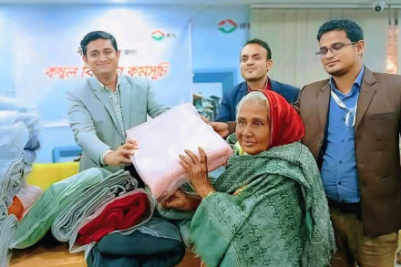 পলাশবাড়ীতে শীতার্ত মানুষ পেল আইএফআইসি ব্যাংকের কম্বল