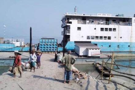 আবারো নাব্যতা সংকটে চিলমারী-রৌমারী ফেরি চলাচল বন্ধ