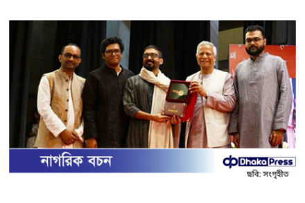 ১৮ গুণী ব্যক্তির হাতে একুশে পদক তুলে দিলেন প্রধান উপদেষ্টা