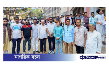 দক্ষিণ হালিশহরে হালনাগাদ ভোটার আইডির ছবি তোলার কার্যক্রম পরিদর্শনে আঞ্চলিক নির্বাচন কর্মকর্তা