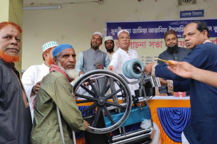 চাঁপাইনবাবগঞ্জে ইফতারহুইল চেয়ার ও আর্থিক সহায়তা প্রদান