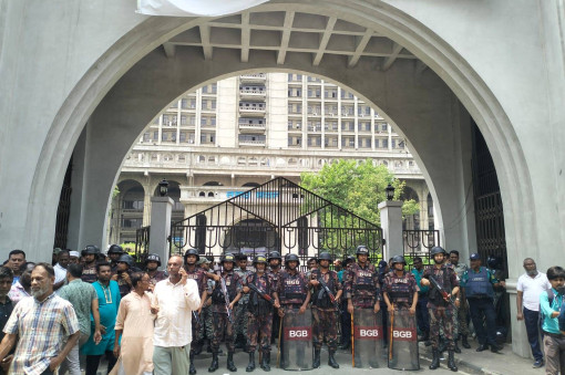 ইশরাকের শপথের দাবিতে নগর ভবনে বিক্ষোভ, দ্রুত দায়িত্ব গ্রহণের দাবি
