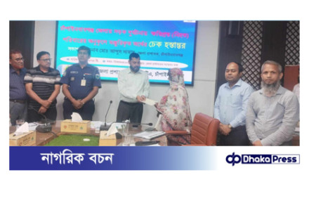 চাঁপাইনবাবগঞ্জে সড়ক দুর্ঘটনায় নিহত ব্যক্তির পরিবারের কাছে বিআরটিএর চেক হস্তান্তর  