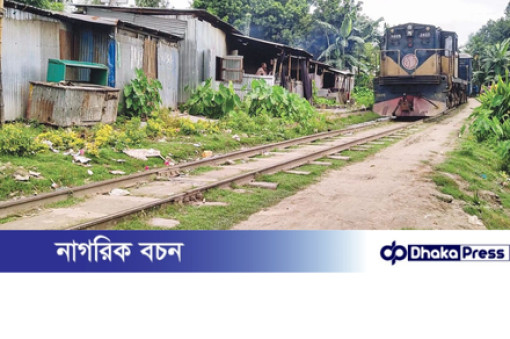 কুড়িগ্রামে রেলপথে পঁচা কাঠের স্লিপার, নেই পাথর; ঝুঁকিপূর্ণ ট্রেন চলাচল