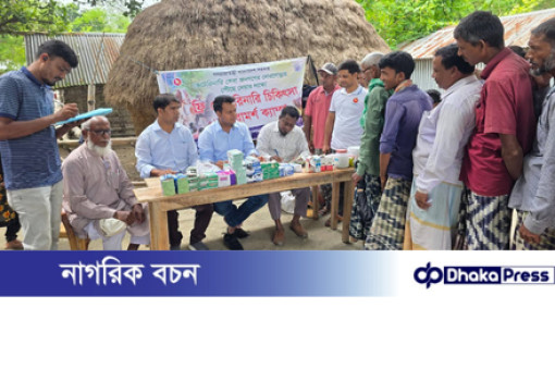 শিবগঞ্জে বন্যা দুর্গতদের পাশে উপজেলা প্রশাসন, প্রাণীসম্পদ দপ্তরের বিনামূল্যে চিকিৎসা ও ঔষধ বিতরণ