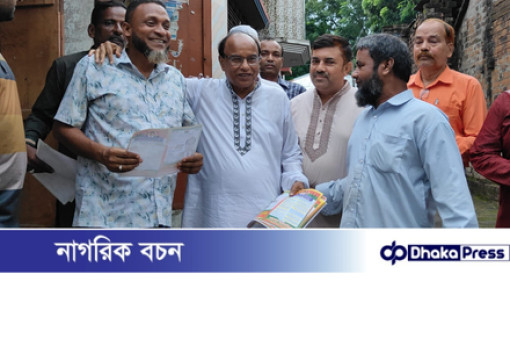 চাঁপাইনবাবগঞ্জের মহারাজপুরে গণসংযোগ কার্যক্রমে লিফলেট বিতরণ