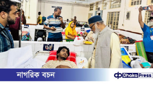 চট্টগ্রামে আহত শিক্ষার্থীদের চিকিৎসার খোঁজ খবর নিতে মধ্যরাতে চমেক হাসপাতালে ধর্ম উপদেষ্টা 