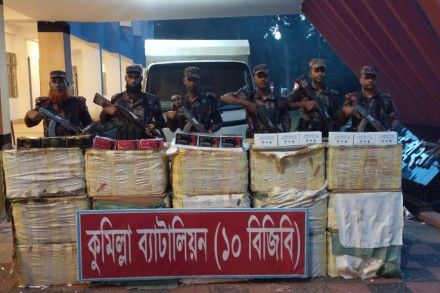 কুমিল্লায় ৫ কোটি টাকার ভারতীয় মোবাইল ডিসপ্লে আটক করেছে বিজিবি