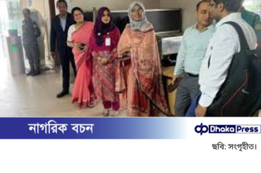 সচিবালয়ে আগতদের হাতে কাপড়ের ব্যাগ দিচ্ছে মনিটরিং টিম