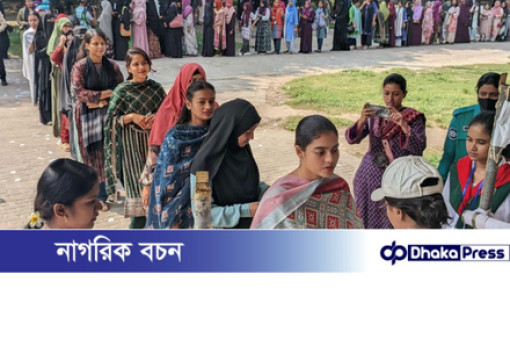 রাকসু নির্বাচনে উৎসবের আমেজ, ভোটারদের দীর্ঘ লাইন