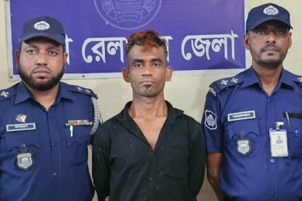 কমলাপুর স্টেশনে চাপাতি হাতে ভাইরাল যুবক আটক