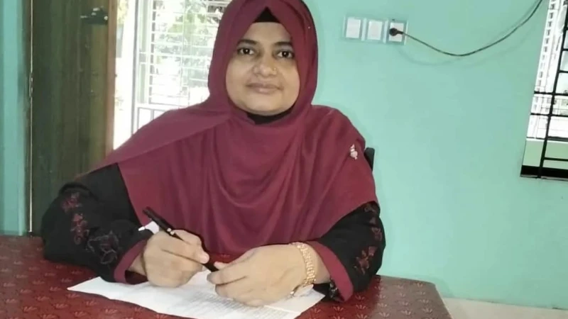 স্বামীর কাঁধে ভর করি