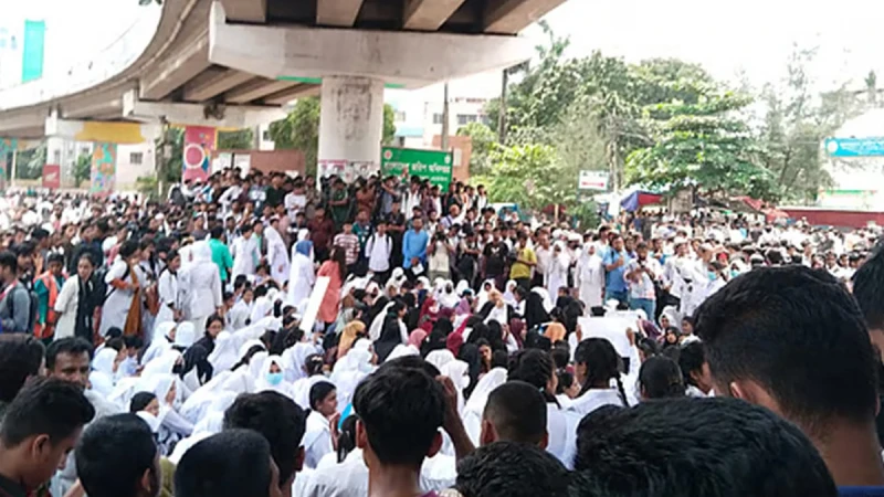 রাজধানীর তেজগাঁওয়ে কারিগরি শিক্ষার্থীদের সড়ক অবরোধ, তীব্র যানজট