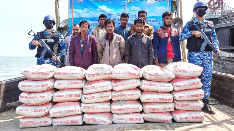 সেন্টমার্টিনের সাগরে অভিযান, সিমেন্টসহ আটক ৮