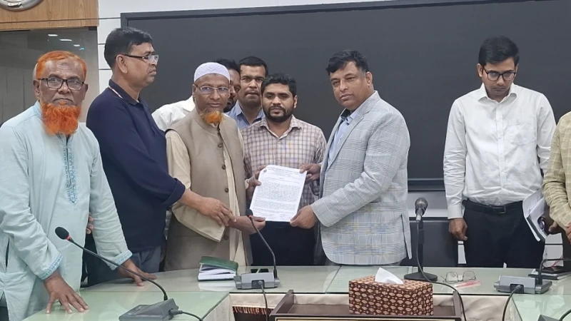 ঝিনাইদহে সার বিক্রেতাদের লাইসেন্স বহালের দাবি