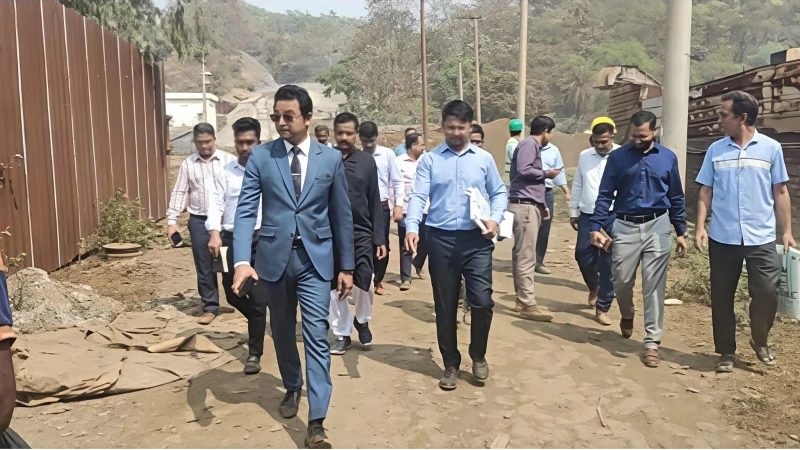 সীতাকুণ্ডে জিপিএইচ ইস্পাতের বিরুদ্ধে ছড়া ভরাট ও রাস্তা দখলের অভিযোগে প্রশাসনের পরিদর্শন