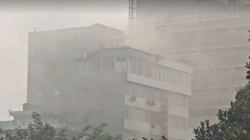 মিরপুরে বহুতল ভবনে আগুন, নিয়ন্ত্রণে কাজ করছে ফায়ার সার্ভিসের ৪ ইউনিট