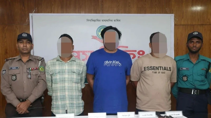 শিল্পপতির বাড়িতে গুলিবর্ষণ: সাজ্জাদ বাহিনীর তিন সদস্য এসএমজিসহ গ্রেপ্তার