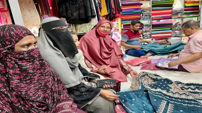 পটুয়াখালীতে ঈদের কেনাকাটায় ব্যস্ত বিভিন্ন শ্রেণি-পেশার মানুষ