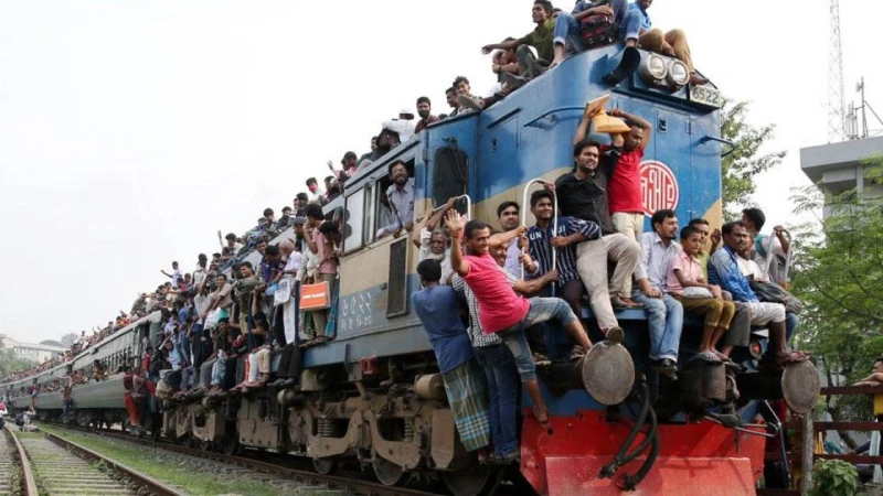 ঈদ ফিরতি ট্রেনযাত্রার দ্বিতীয় দিনের টিকিট বিক্রি শুরু