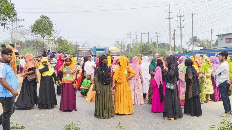 বেতন-বোনাসের দাবিতে ঢাকা-ময়মনসিংহ মহাসড়ক অবরোধ