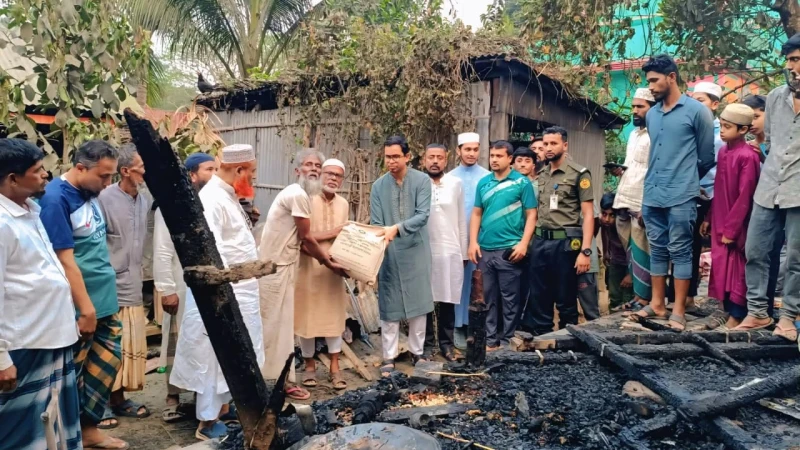 মুরাদনগরে কৃষক মনু মিয়ার ঘর পুড়ে ছাই