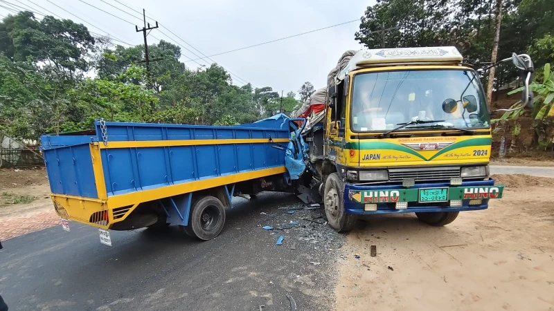 কক্সবাজার টেকনাফ সড়কে দুই ট্রাকের মুখোমুখি সংঘর্ষ, হতাহতের খবর নেই