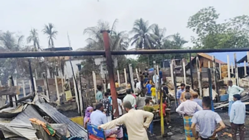 সীতাকুণ্ডে ভয়াবহ অগ্নিকাণ্ড: ৫ দোকান পুড়ে ছাই, খামারের ২৩ গবাদিপশু নিহত