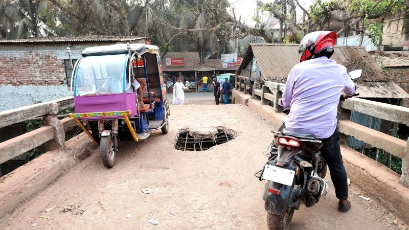 কড়ই বাড়ী ব্রিজ এখন মরণ ফাঁদ, ঝুঁকিতে হাজারো মানুষের চলাচল